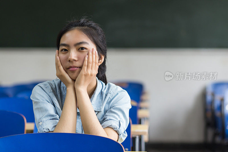 教室里的女学生