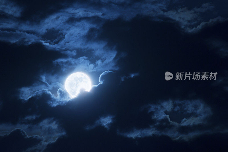 戏剧性的夜晚云和天空与美丽的满月