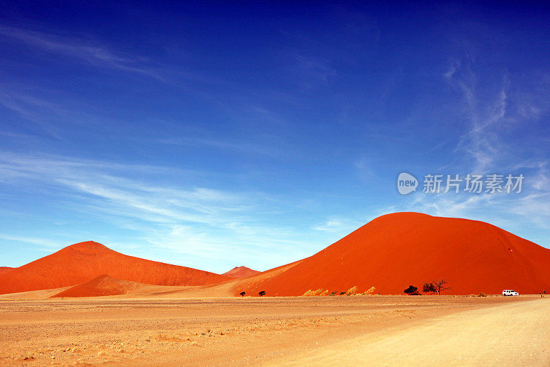 纳米比亚Sossusvlei的45号沙丘和蓝天景观