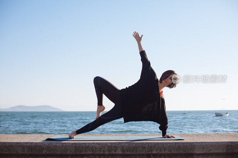 在海边做瑜伽的女人