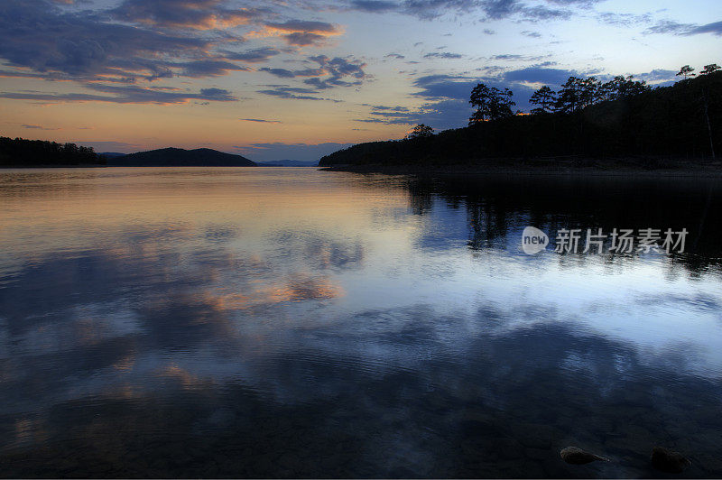 湖日落