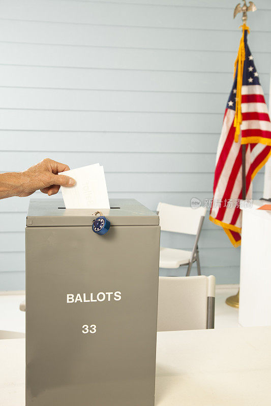 政治选举:选票投进投票区的投票箱。
