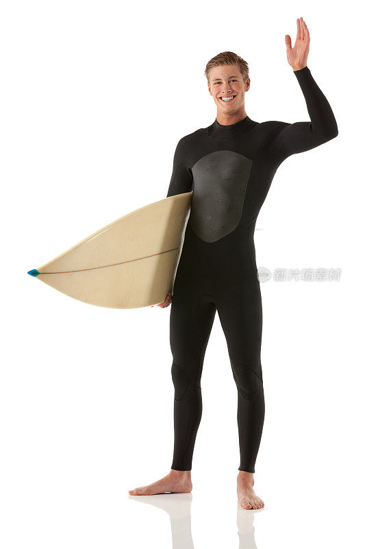 微笑的男性冲浪者站在一个冲浪板