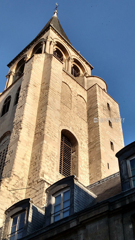 法国巴黎圣日耳曼大教堂塔尖的垂直视图