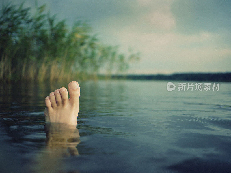 脚在水里