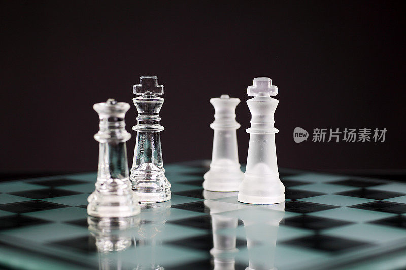 两对国际象棋国王和王后。