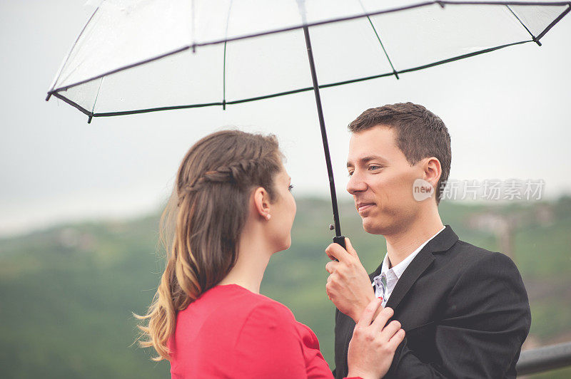 在雨中坠入爱河的年轻夫妇