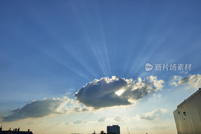 太阳从蓝天照耀，小云遮住了太阳