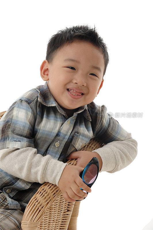 亚裔中国男孩和藤椅