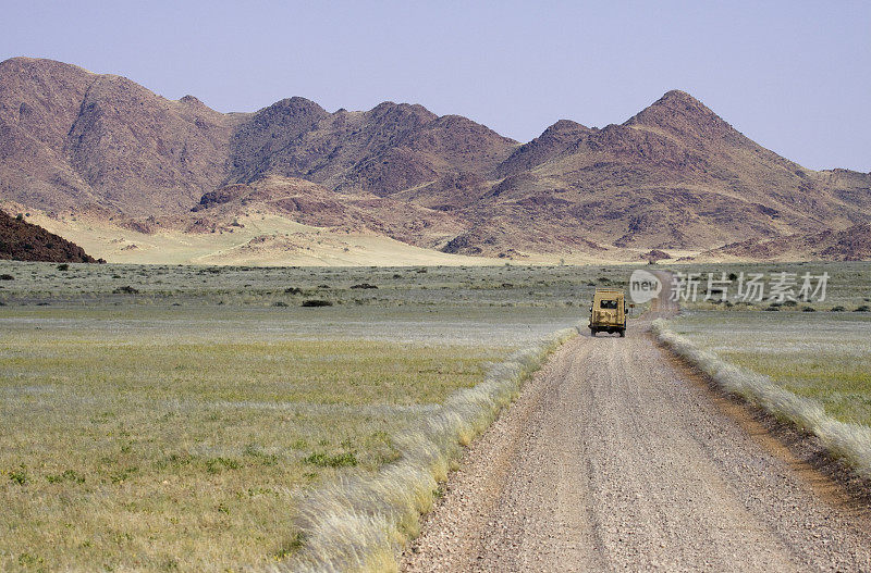开车穿过纳米布沙漠的瑙克鲁夫特山脉