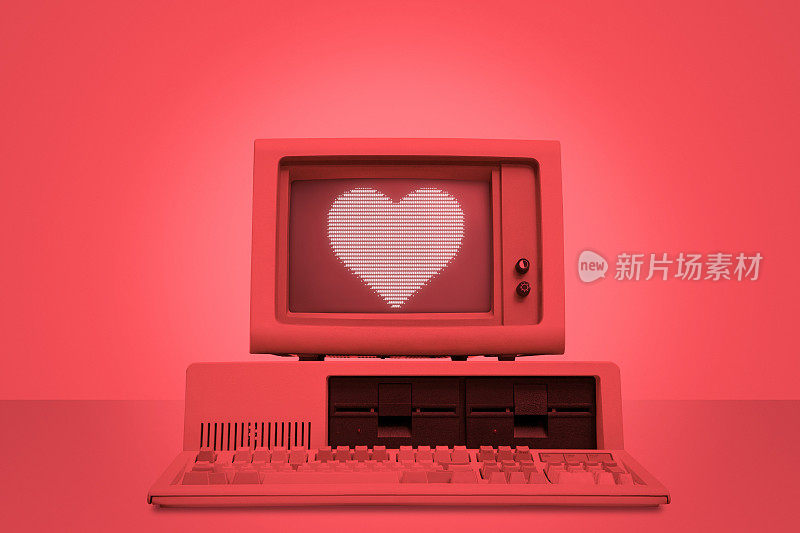 网恋:带着心的老式电脑显示器