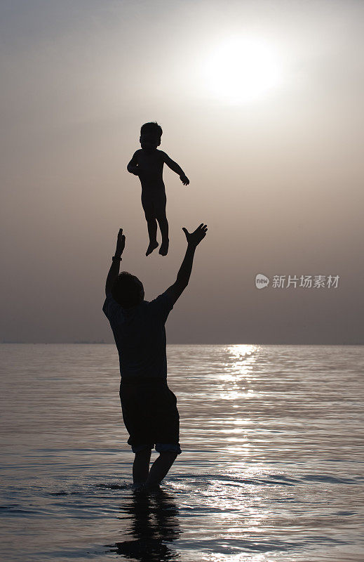 父亲和儿子在夕阳下玩耍