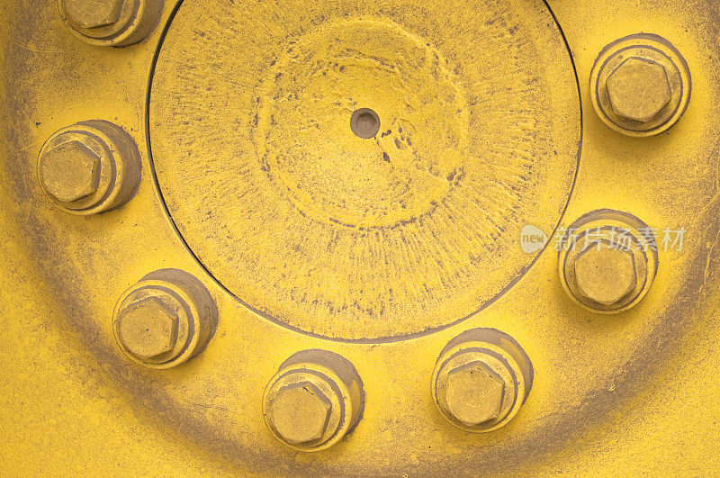 联合收割机尘土飞扬的黄色轮毂部分