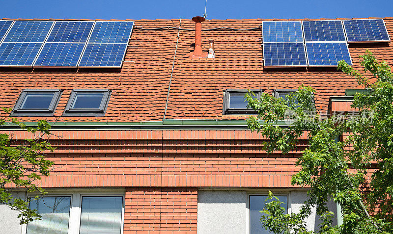 建筑屋顶上的太阳能电池板