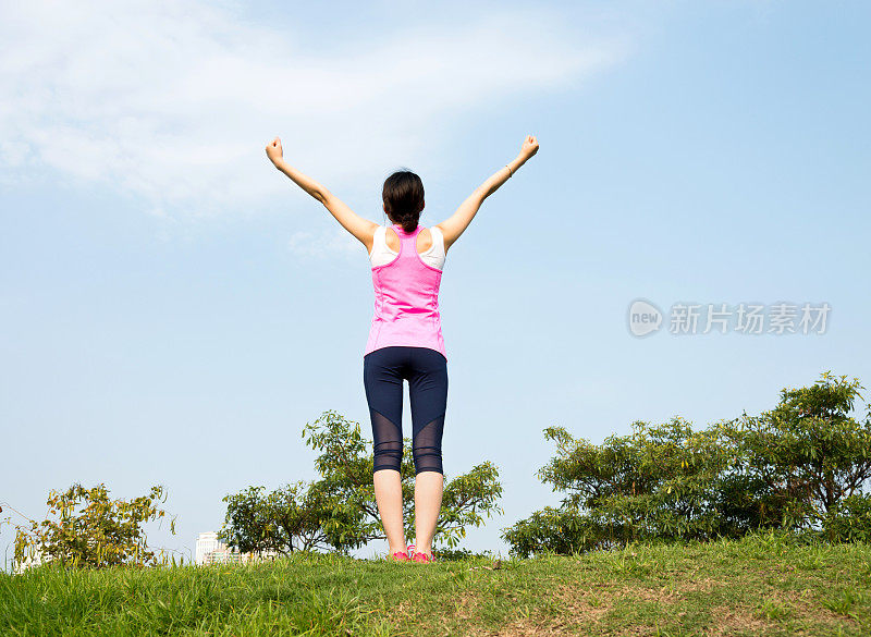 年轻女子举起手臂