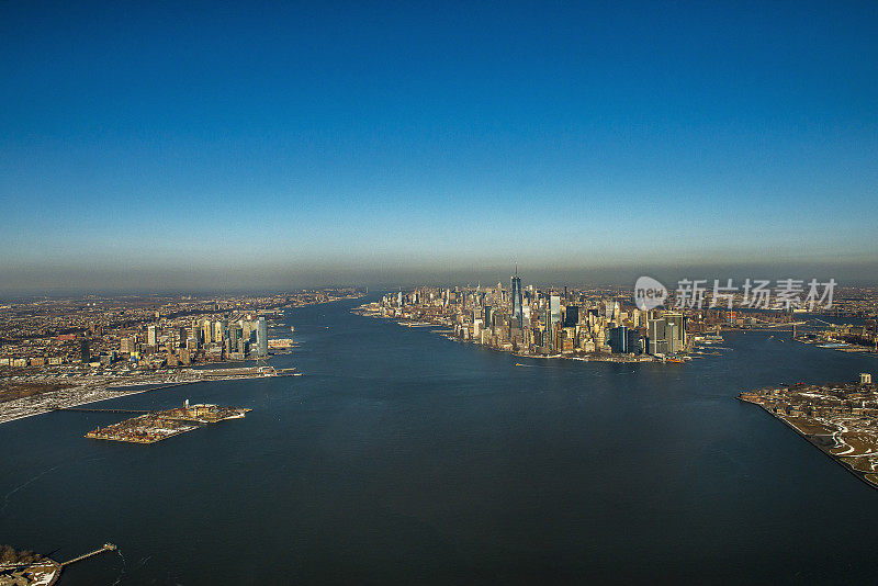 从直升机上鸟瞰纽约市的天际线