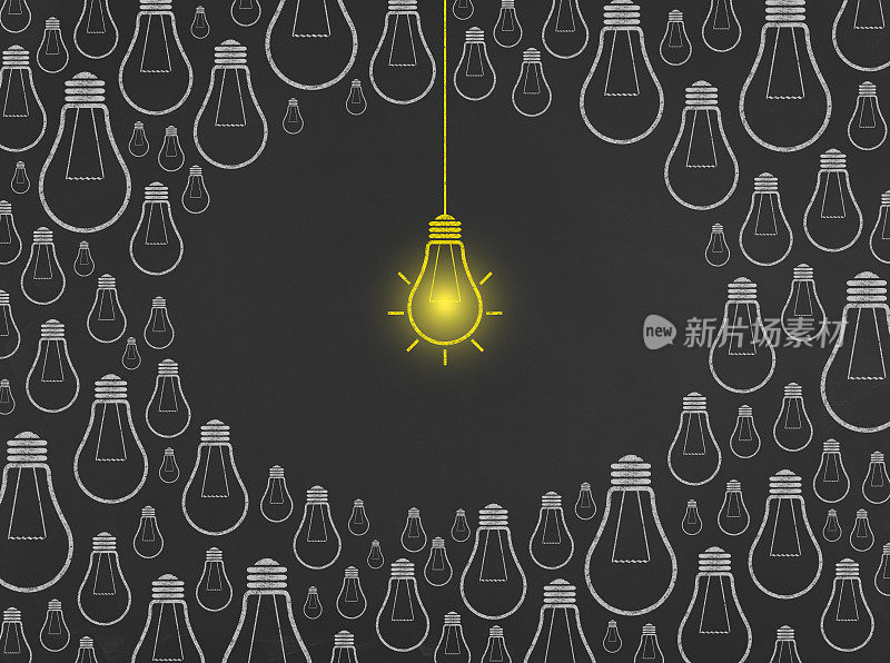新想法灯泡在黑板上-商业黑板背景