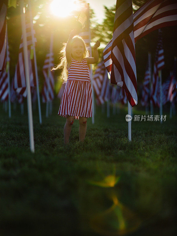 美国女孩站在旗帜上