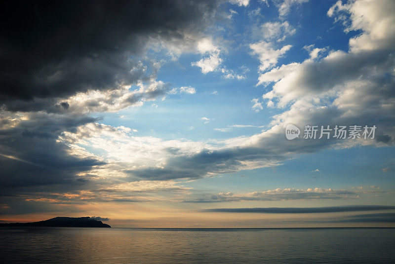 海面上清晨的天空