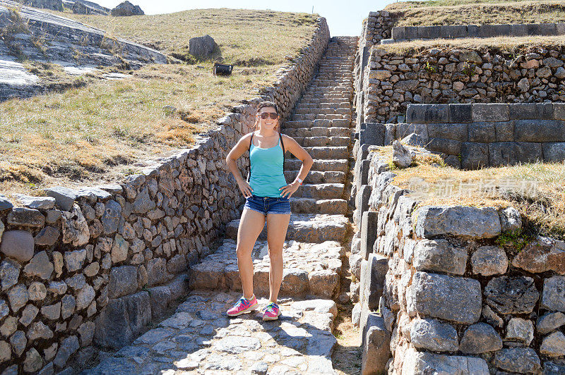在秘鲁参观古印加遗址的游客