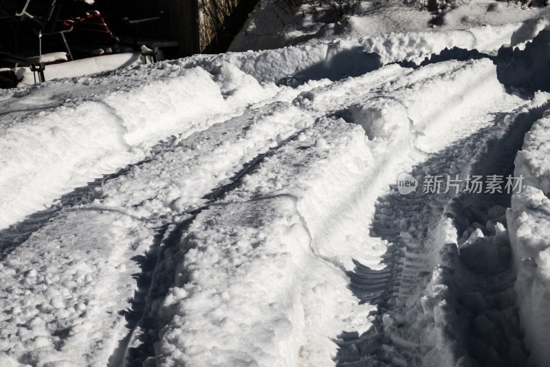 奥地利覆盖着白雪的乡村道路