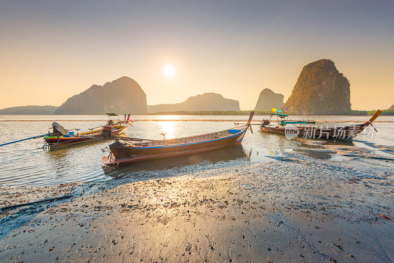 美丽的日落在热带海洋与长尾船在泰国南部