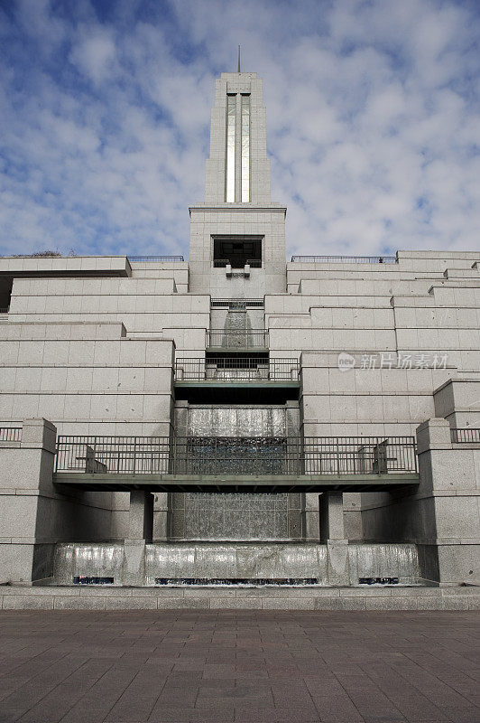 带喷泉的花岗岩建筑