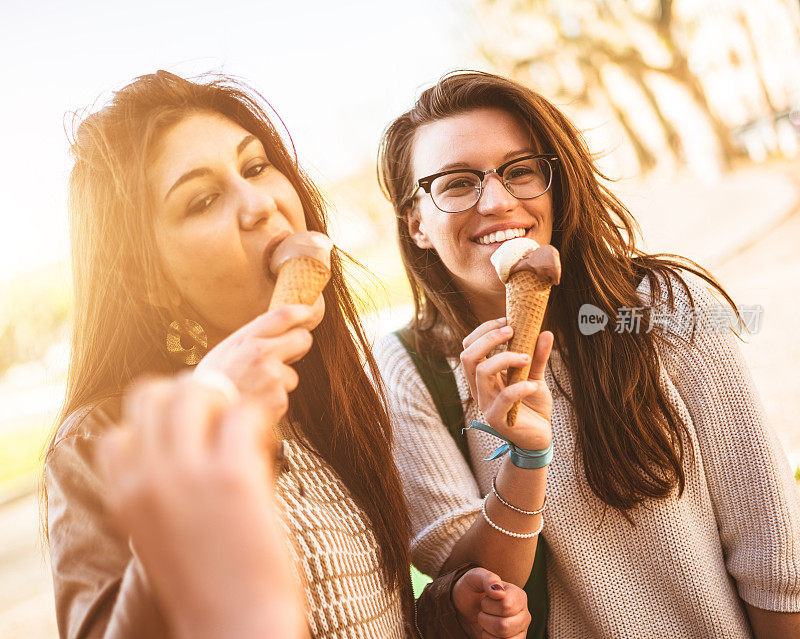 一群朋友在夏天吃冰淇淋