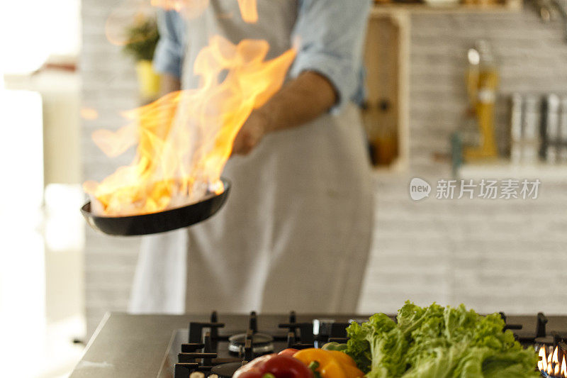 男人在厨房用火做饭