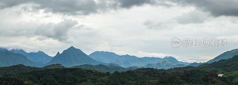 山上的云接近暴雨