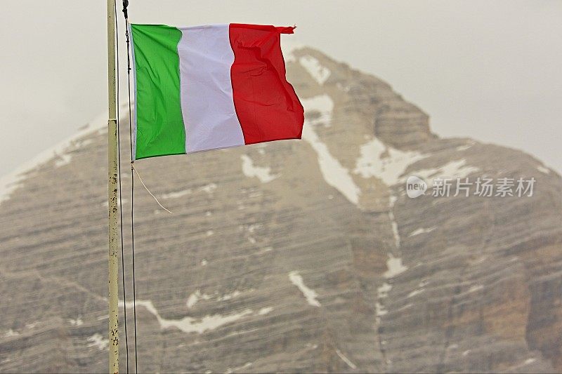 意大利国旗盘旋在托法诺山-田园风光的Lagazuoi山顶全景，五托里多洛米特山脉，塔尖山脉，戏剧性和雄伟的意大利泰洛阿尔卑斯山