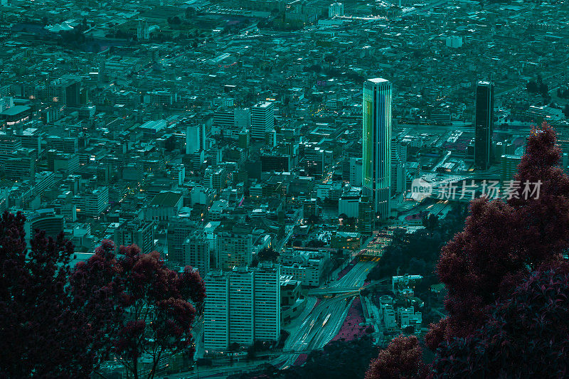 波哥大，哥伦比亚-市中心地区从安第斯峰的蒙塞拉特日落后