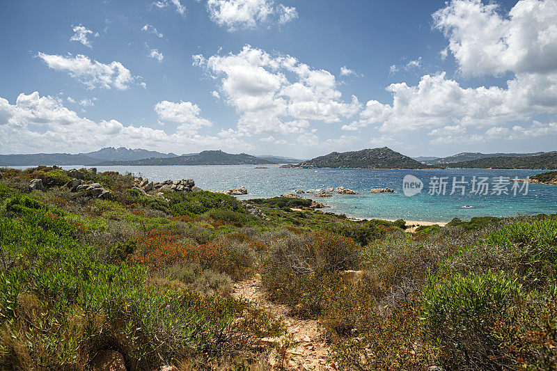 在多云的天空下，从撒丁岛基地俯瞰蔚蓝的地中海