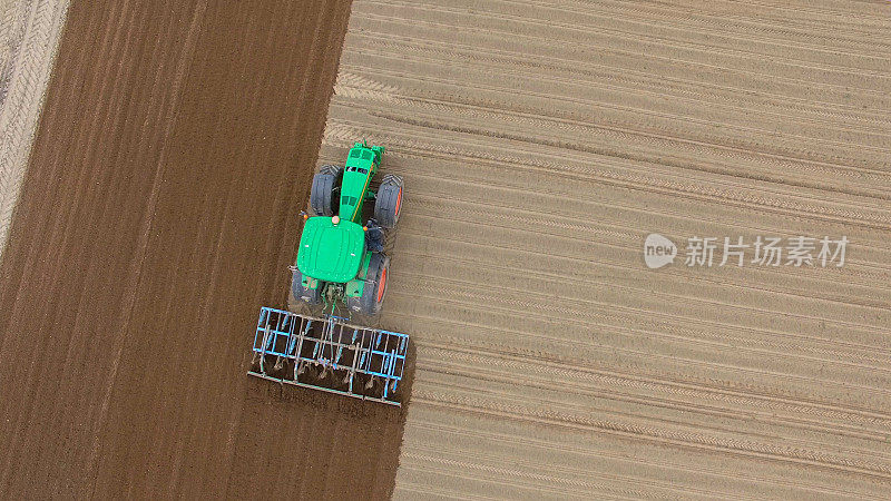 鸟瞰图拖拉机在耕作的田野在春季农业机械