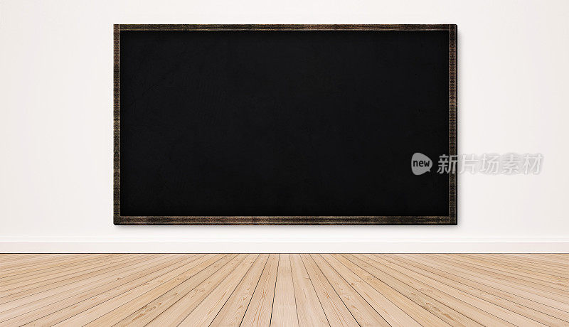 白色的黑板上有木地板，空荡荡的教室