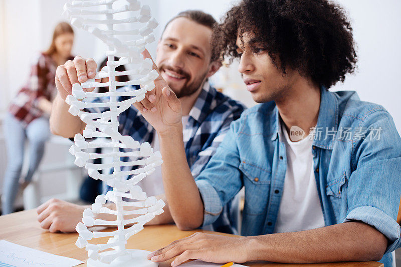 兴奋的年轻科学家发现了人类基因组的结构