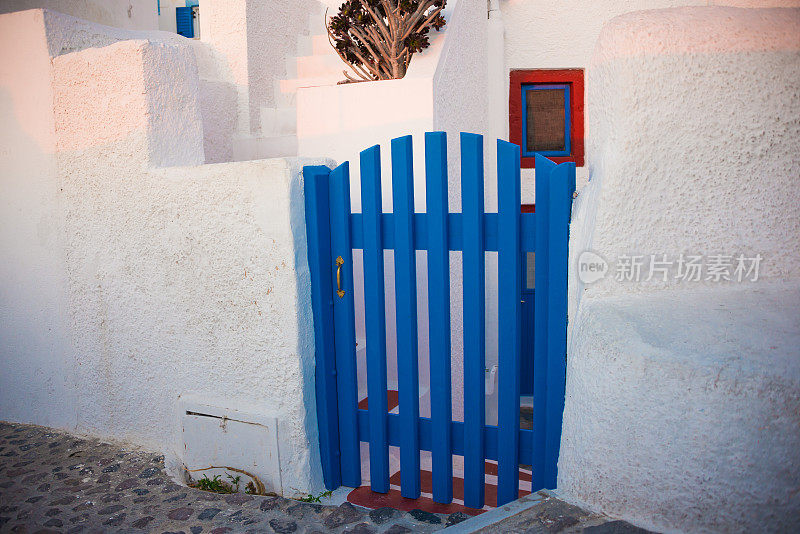 希腊圣托里尼岛典型的蓝色门