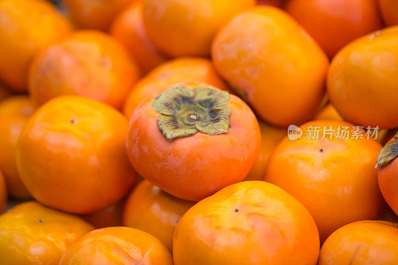日本柿子橙水果在市场上销售