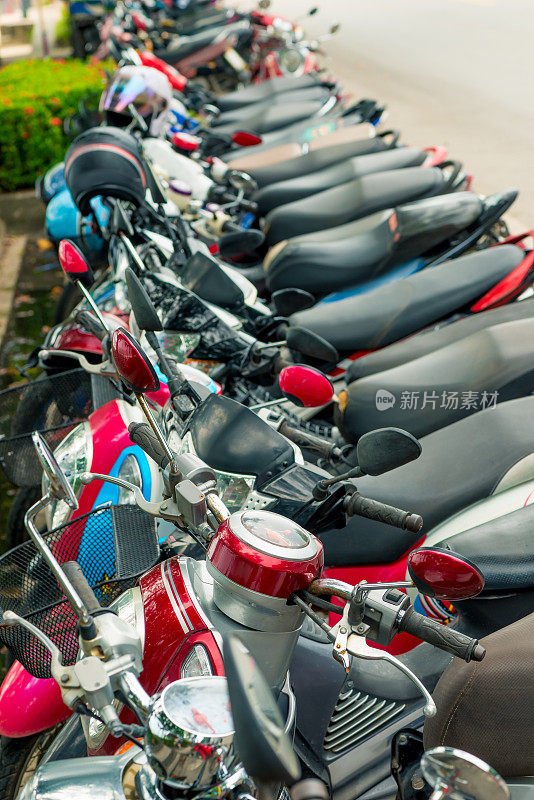 一辆摩托车停在泰国的人行道上