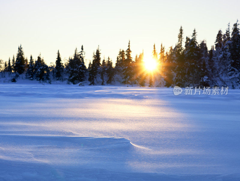 挪威的奥普兰县，大雪吹过，夕阳西下