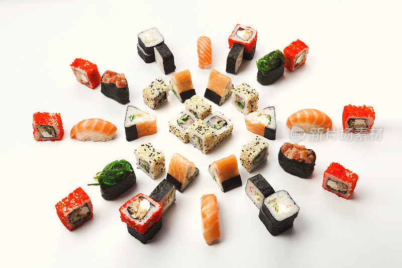 一套寿司，maki和卷在白色的背景
