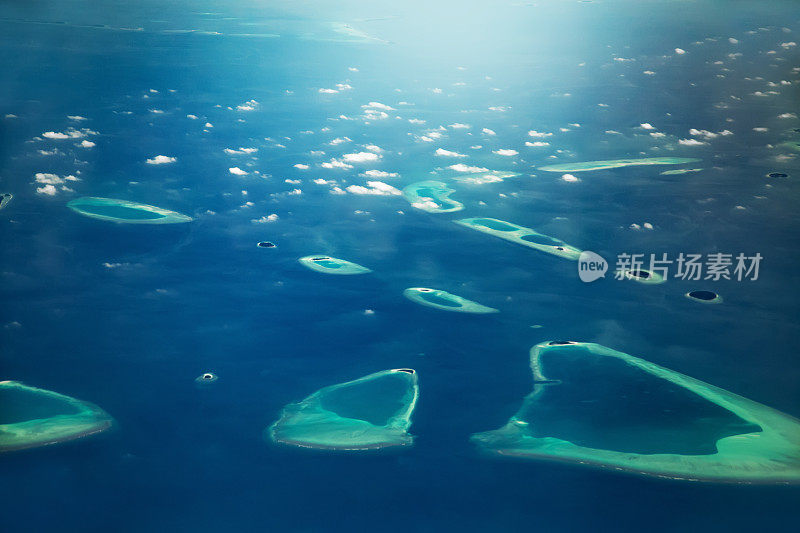 高空俯瞰马尔代夫的热带岛屿