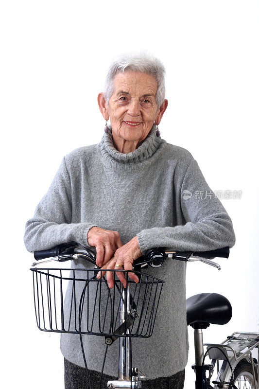 老妇人骑着自行车孤立在白色背景上