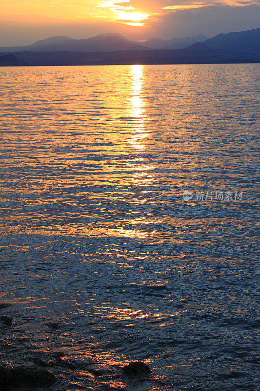 加尔达湖上的日落