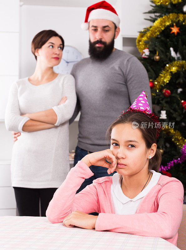 父母在圣诞节训诫女儿