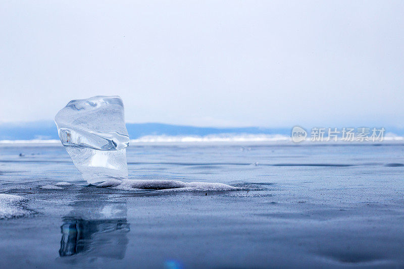 贝加尔湖表面的透明冰块