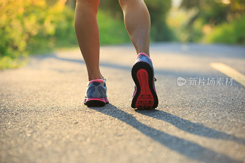 年轻的健身妇女在热带森林晨跑