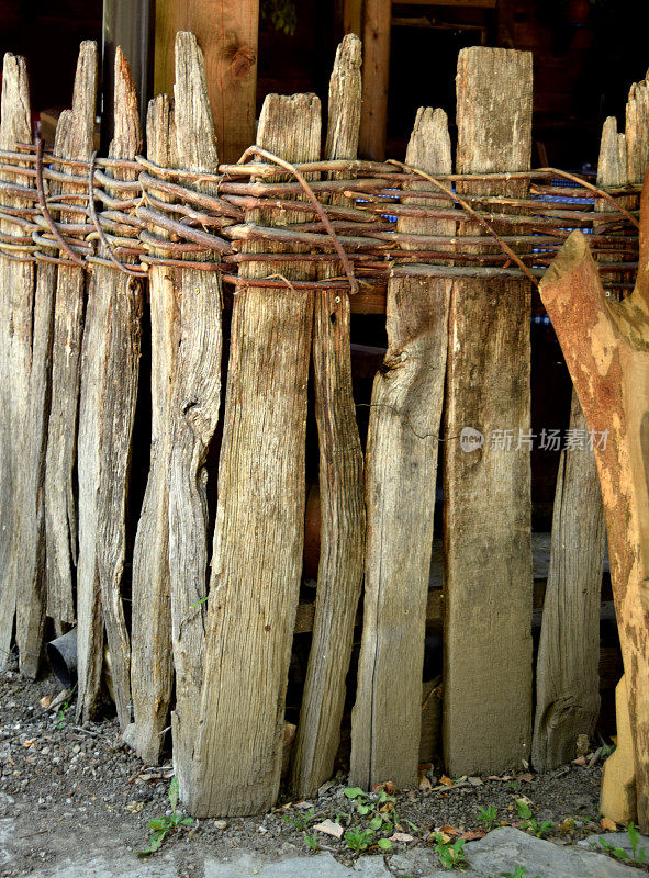 用柳条编织的木板做的旧篱笆