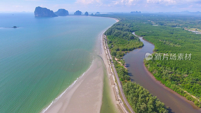 美丽的日落在热带海洋与长尾船在泰国南部