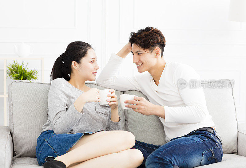 一对年轻夫妇坐在沙发上聊天